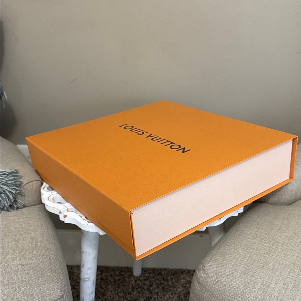 Louis Vuitton Medium Storage Box & Ribbon - Picture 3 of 10